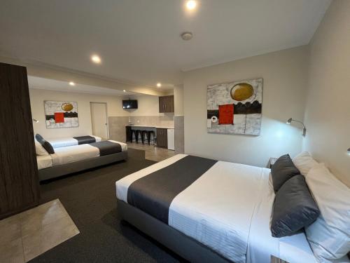 Uma cama ou camas num quarto em Ryley Motor Inn