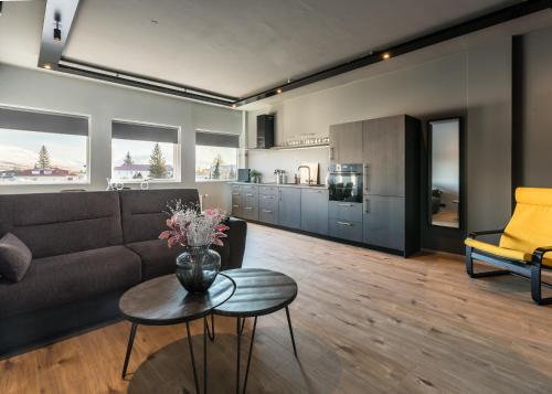 Cuisine ou kitchenette dans l'établissement AK Rentals, with hot tubs