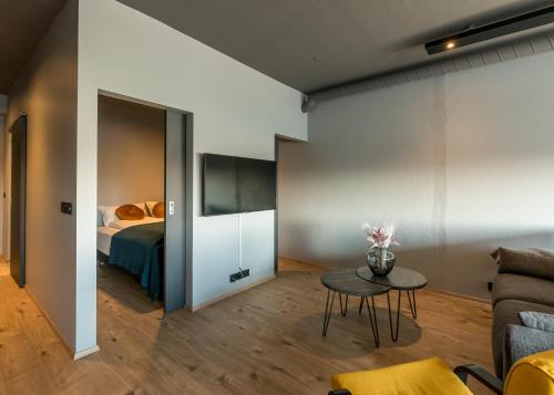Habitación con cama, sofá y mesa. en AK Rentals, with hot tubs, en Akureyri