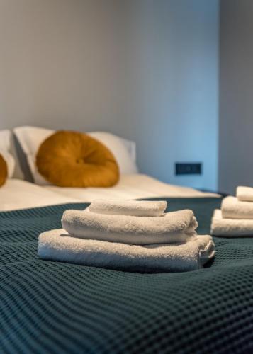 Un ou plusieurs lits dans un hébergement de l'établissement AK Rentals, with hot tubs