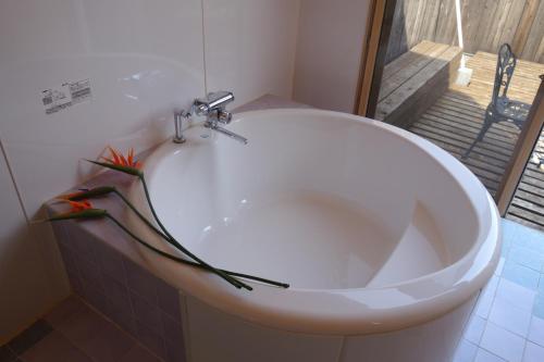 Ett badrum på Hotel Sha A Nai Yan (Adult Only)