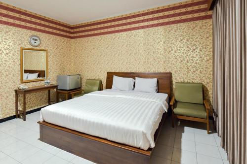 Ein Bett oder Betten in einem Zimmer der Unterkunft Sekar Ayu Hotel Malioboro Mitra RedDoorz