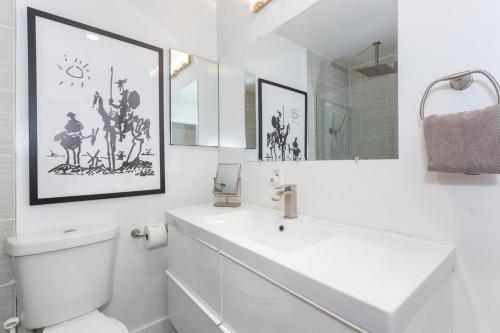 Koupelna v ubytování Highly rated Best Beach! AC Luxury KING Beds!