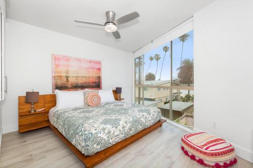 Postel nebo postele na pokoji v ubytování Highly rated Best Beach! AC Luxury KING Beds!