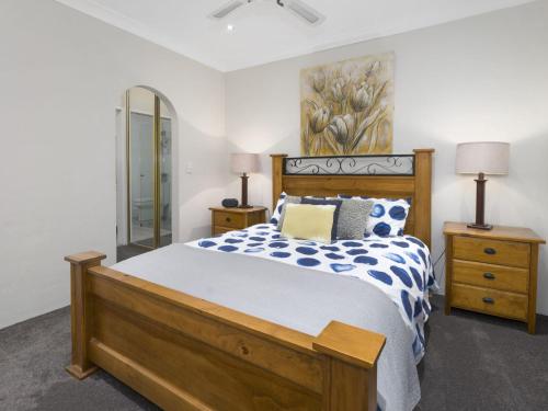 Un pat sau paturi într-o cameră la Lakeshore Apartments Unit 6