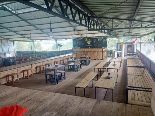 Restoran atau tempat lain untuk makan di Nathaniela Family Homestay