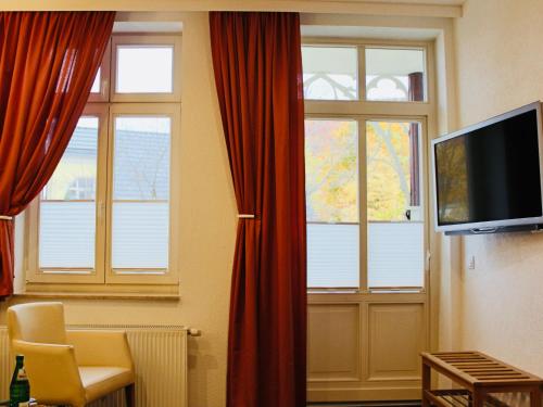 Televisyen dan/atau pusat hiburan di Pension Kurhausblick