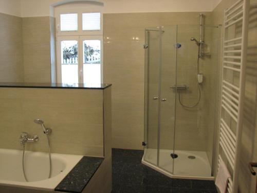 Kylpyhuone majoituspaikassa Hotel Garni Dekorahaus