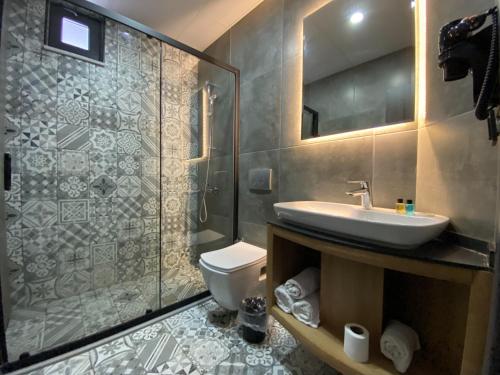 uma casa de banho com um lavatório, um chuveiro e um WC. em CSK OTEL em Tekirdağ