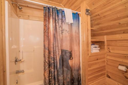 baño con ducha con un gato en la cortina en Brown Bear Lodge -4 Bed, 4 Bath huge Gameroom and mountain views, en Sevierville