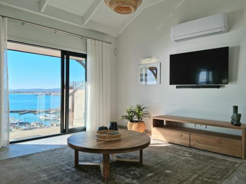 TV a/nebo společenská místnost v ubytování The Anchor, Luxury living for 2 with sea view and Jacuzzi