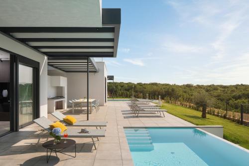 Pemandangan kolam renang di Design Villa Noble with Spa atau berdekatan