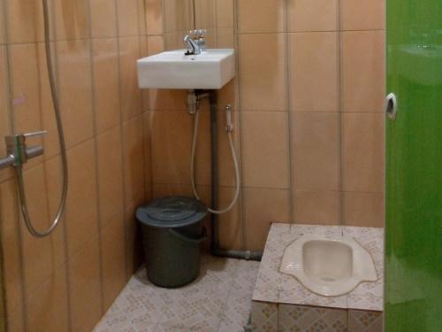 Bilik mandi di Hotel Belangi Syariah Taakengon Mitra RedDoorz