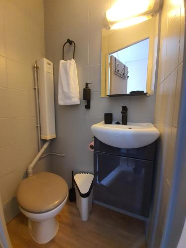 A bathroom at HOTEL SAVOY