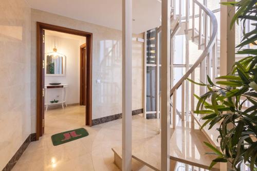 un pasillo con una escalera en una casa en El Salvador City Center Suite by Valcambre, en Sevilla