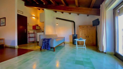 een woonkamer met een blauwe bank en een tafel bij El Baciyelmo in Trujillo