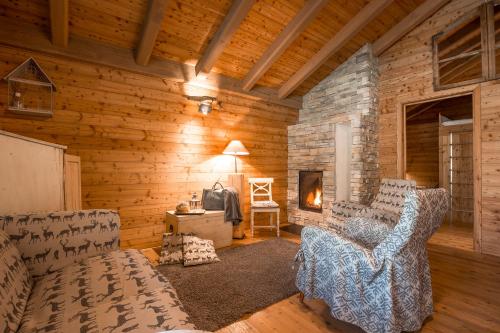 ein Wohnzimmer eines Blockhauses mit einem Kamin in der Unterkunft Ledro Mountain Chalet in Ledro