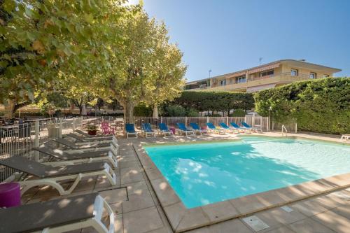 Kolam renang di atau dekat dengan Hôtel Miléade Méditerranée - Port-Fréjus