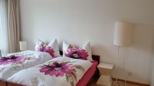 ein Schlafzimmer mit 2 Betten mit Blumen drauf in der Unterkunft Valnaira (282 Dä) in Valbella