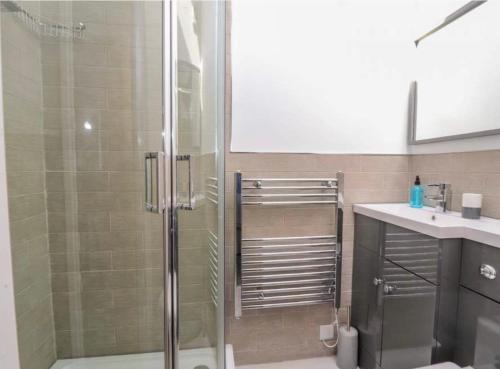 een badkamer met een douche, een toilet en een wastafel bij Meadow View at Keepers Cottage in Eaton