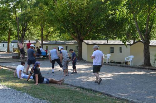 Επισκέπτες που μένουν στο Camping Parc d'Audinac les Bains 3 étoiles - Piscine chauffée - Vue montagne