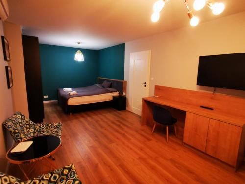 un piccolo soggiorno con un divano e una televisione di Leśny Apartament Nad Zalewem a Kielce