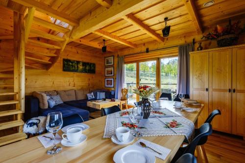 un comedor con una mesa en una cabaña en Góralski domek z bali SAŁAS, en Ząb