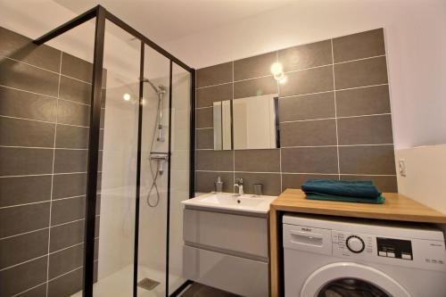 La salle de bains est pourvue d'un lave-linge et d'une douche. dans l'établissement Gite de Ker Ravel, à Penvénan