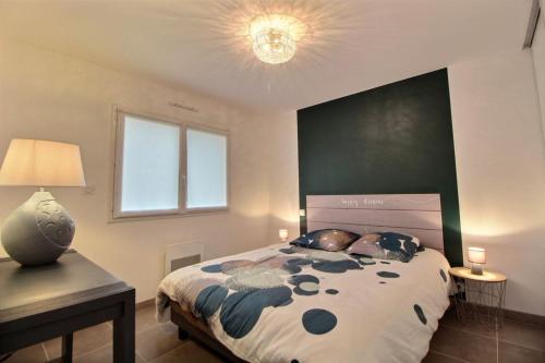 Schlafzimmer mit einem großen Bett mit einem grünen Kopfteil in der Unterkunft Gite de Ker Ravel in Penvénan