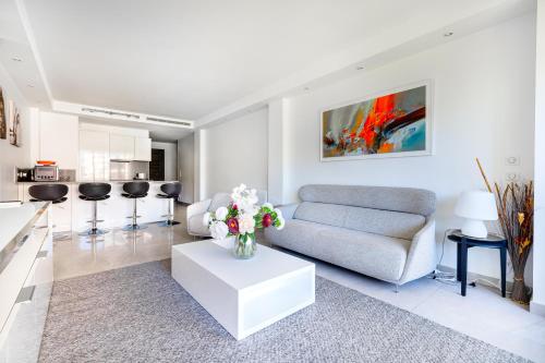 un salon avec un canapé et une table dans l'établissement Agence des Résidences - Appartements privés du 45 CROISETTE- Prestige, à Cannes