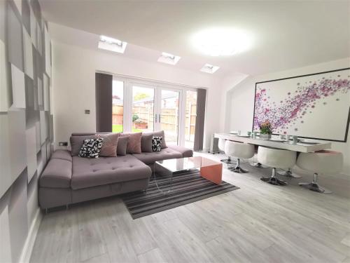 Large family room suitable for 4 Close to CC