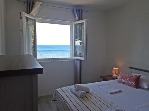 Postel nebo postele na pokoji v ubytování Apartment Jela at the seafront