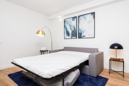 Tempat tidur dalam kamar di Premium Accomodation in La Rosaleda - Madrid