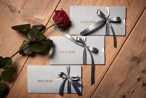 four cards with bows on a table with a rose at Hotel Neue Post in Mayrhofen