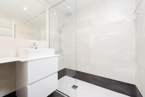 Vannas istaba naktsmītnē Premium Accomodation in La Rosaleda Area - Madrid