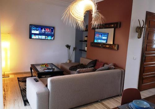 sala de estar con sofá y TV en LAU 10 Appart Terrasse en Rabat