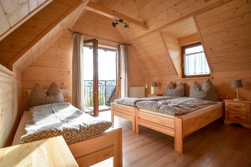 ザコパネにあるHoleの木造キャビン内のベッドルーム1室(ベッド2台付)