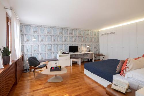 a bedroom with a bed and a desk in a room at Ca' della Scimmia - Rialto Bridge, Venice in Venice