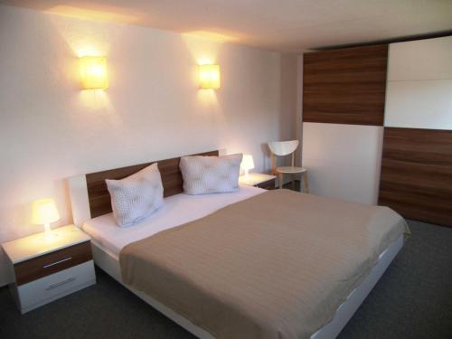 Cette chambre comprend un grand lit avec deux oreillers. dans l'établissement Fewo Fischerhus, à Zempin