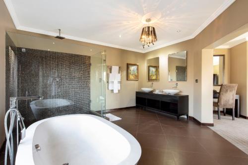 Un baño de St Andrews Hotel and Spa