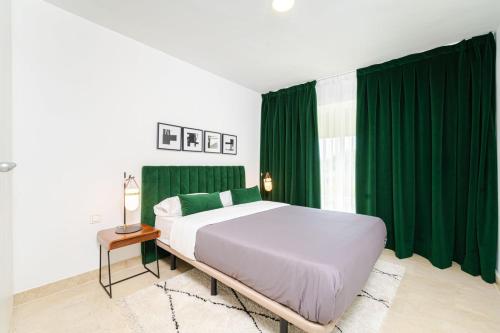 Een bed of bedden in een kamer bij Las Encinas Design Apartment in Conde Orgaz Area - Madrid