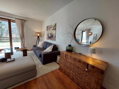 salon z kanapą i lustrem w obiekcie DOLCEVITA - Family Aparment 300 m from ski slope w mieście Bad Kleinkirchheim