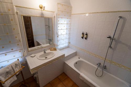 a bathroom with a tub and a sink and a bath tub at El Toril Glamping Experience in Parrillas