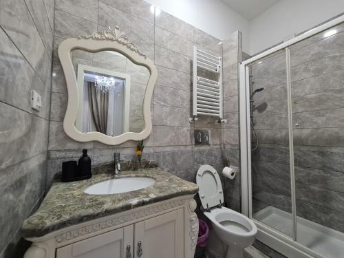 y baño con lavabo, aseo y ducha. en innstation guesthouse, en Roma