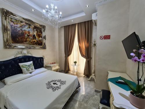 1 dormitorio con 1 cama y una pintura en la pared en innstation guesthouse en Roma