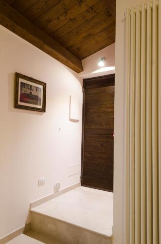 a room with a wooden door and a curtain at ANTICA CASA TRECENTESCA in Altamura