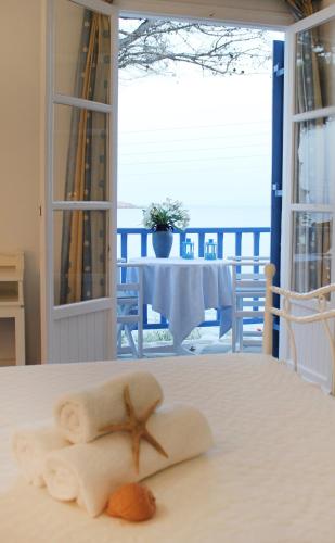 a starfish sitting on top of a bed at Nissiotiko Hotel in Drios