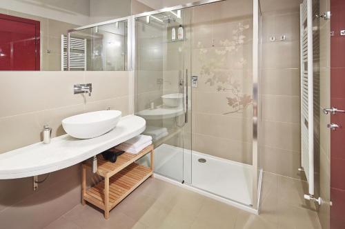 a bathroom with a sink and a shower at Villa Archi B&B in San Pietro in Cariano