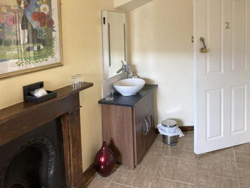 A bathroom at Farnham Rooms 