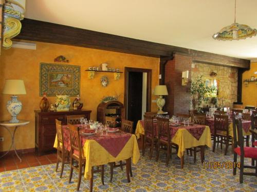 Reštaurácia alebo iné gastronomické zariadenie v ubytovaní Agriturismo Reggia Saracena